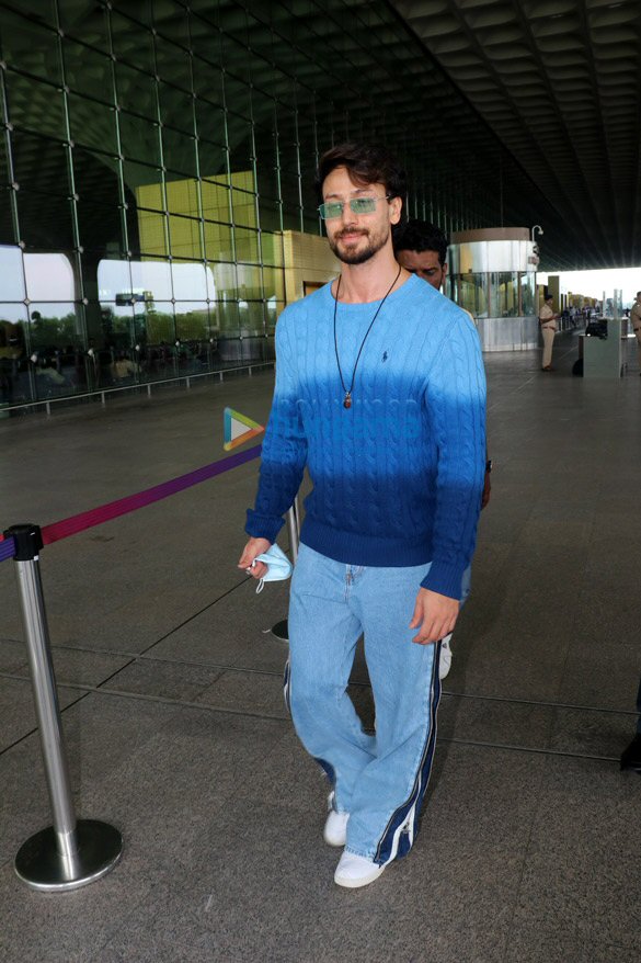 Photos: Tiger Shroff, Shriya Saran, Giorgia Andriani, Sonu Sood and others snapped at the airport Photos: Tiger Shroff, Shriya Saran, Giorgia Andriani, Sonu Sood and others snapped at the airport