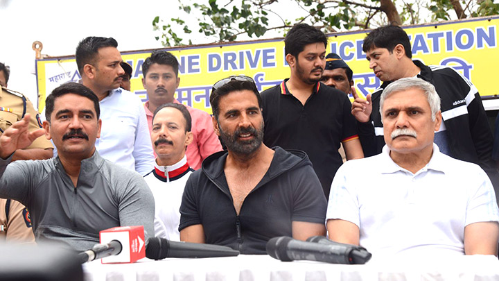 Spotted: Akshay Kumar with Home Minister Dilip Walse at Marine Drive