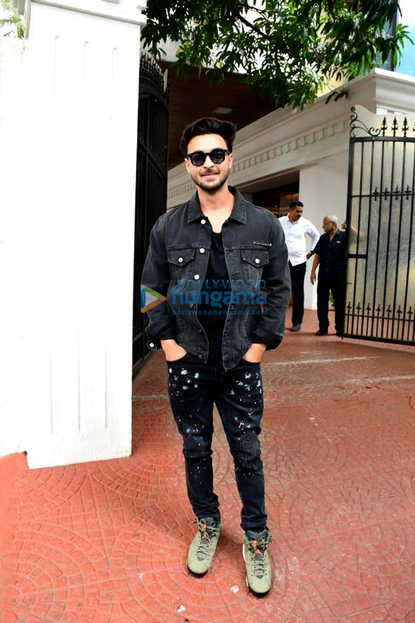 Photos: Aayush Sharma snapped at Anand Pandit’s office in Juhu Photos: Aayush Sharma snapped at Anand Pandit’s office in Juhu