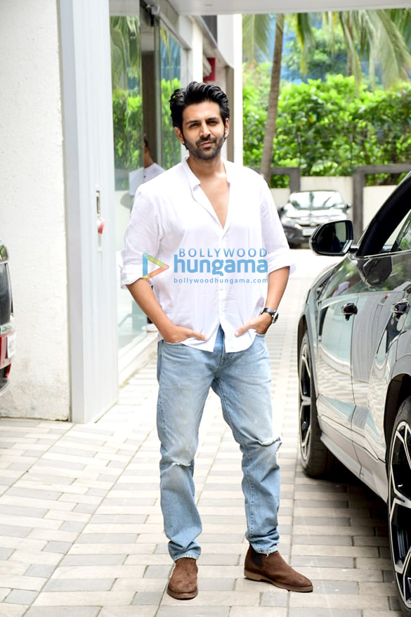 Photos: Kartik Aaryan snapped at the T-Series office in Andheri Photos: Kartik Aaryan snapped at the T-Series office in Andheri