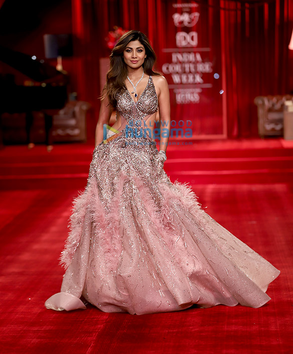 Photos Shilpa Shetty walks the ramp for fashion designers Dolly J at the India Couture Week in New Delhi (1)