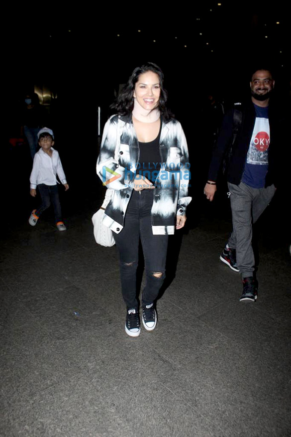 Photos Sonakshi Sinha, Ayushmann Khurrana, Sunny Leone and Karisma Kapoor snapped at the airport (3)