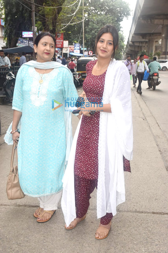Photos Anjali Arora snapped with her mom at a Gurudwara (4)