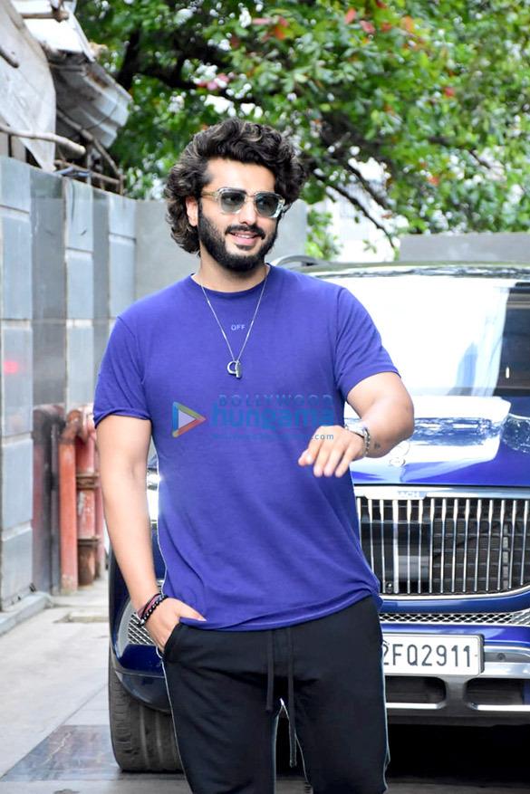 Photos: Arjun Kapoor snapped in Juhu Photos: Arjun Kapoor snapped in Juhu