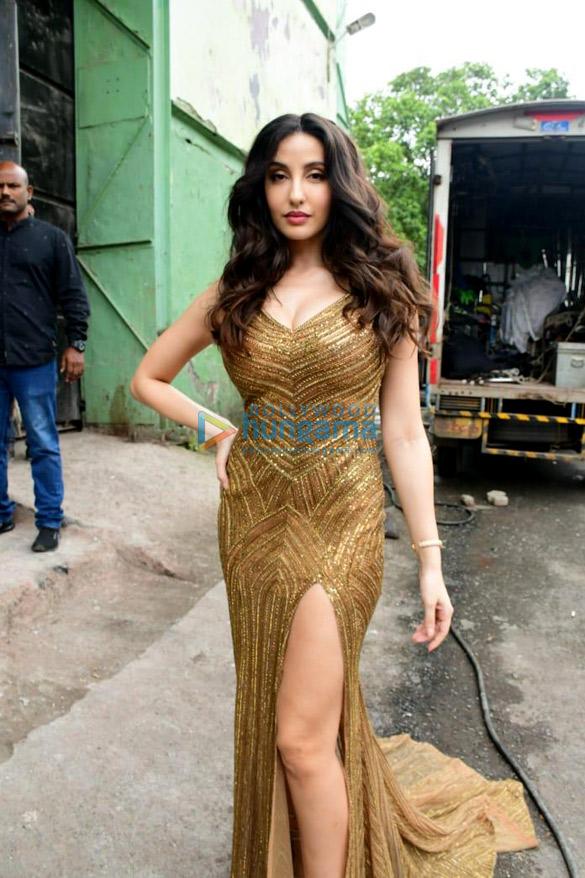 Photos Nora Fatehi and Madhuri Dixit snapped on sets of a shoot (4)