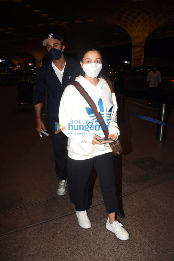 Photos Ranbir Kapoor, Alia Bhatt and Katrina Kaif snapped at the airport (5)