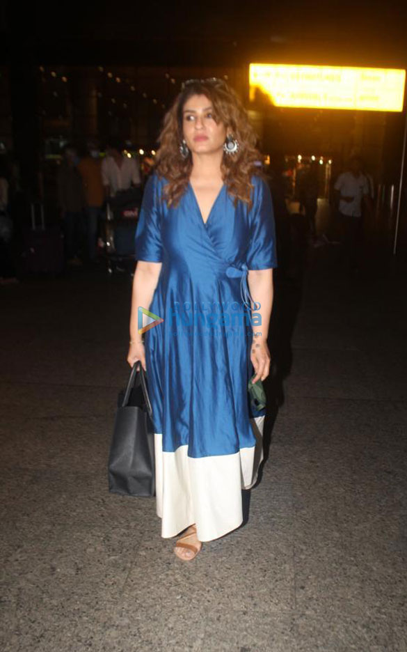 Photos: Raveena Tandon snapped at the airport Photos: Raveena Tandon snapped at the airport