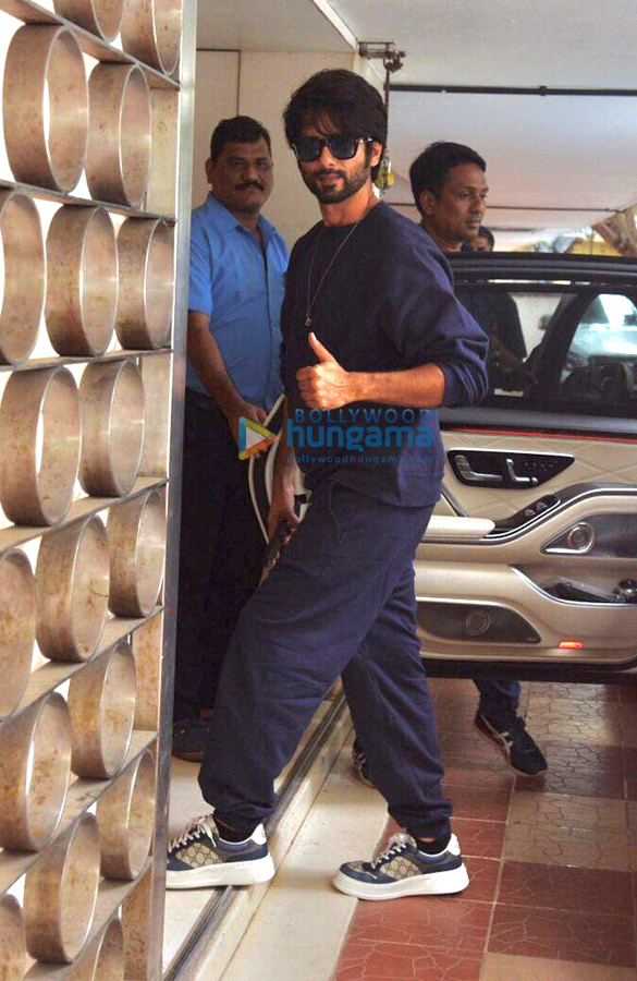 Photos Shahid Kapoor spotted in Khar (3)