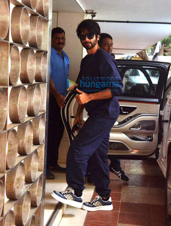 Photos Shahid Kapoor spotted in Khar (4)