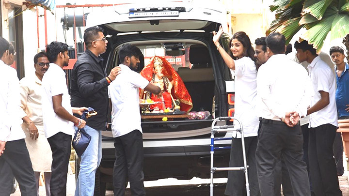 Shilpa Shetty and Raj Kundra perform Ganesh aarti before Bappa’s