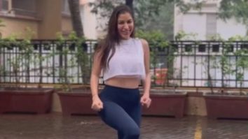 Sophie Choudry dances to ‘Ek Pardesi’ in drizzling rain