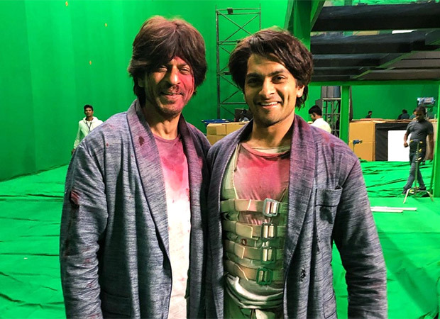 Shah Rukh Khan poses in a bloodied avatar in this BTS photos from Brahmastra with his body double and fans can’t stop gushing over this glimpse : Bollywood News