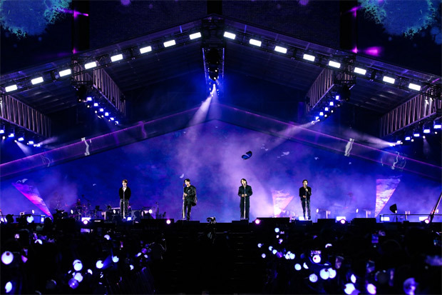 BTS के संगीत कार्यक्रम में बुसान में 50,000 लोगों की उपस्थिति देखी गई और लाइवस्ट्रीम के दौरान 49 मिलियन दर्शकों की संख्या बटोरी;  समूह ने पहली बार 'रन बीटीएस' का प्रदर्शन किया