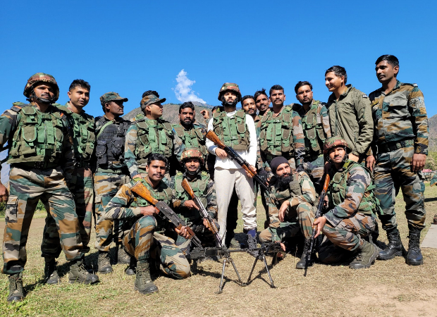 Vijay Deverakonda holds a rifle as he visits Uri to meet the soldiers, see photos : Bollywood News - Vimarsana News